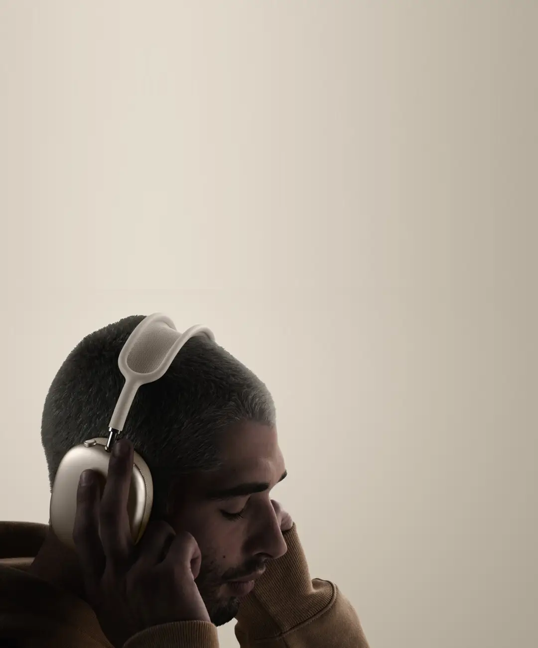 Persona escuchando AirPods