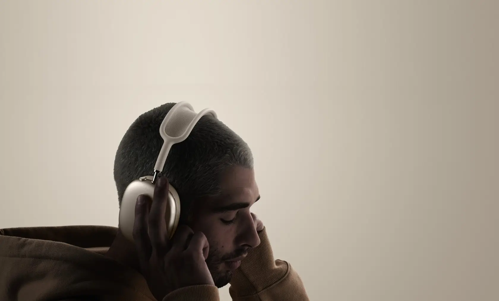 persona-escuchando-airpodsmax